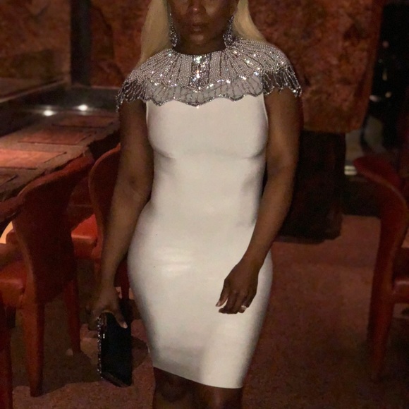 White body con dress, beautiful jewel nick line - Picture 3 of 4
